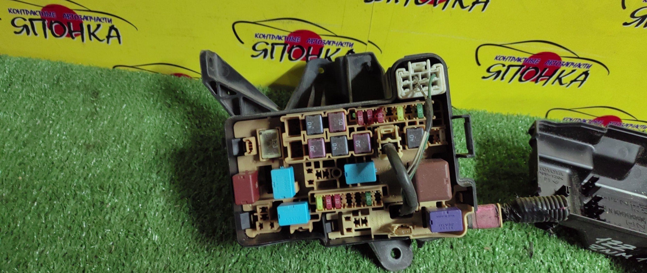 БЛОК ПРЕДОХРАНИТЕЛЕЙ ПОД КАПОТ/TOY/ISIS/ZNM10/1ZZ/БОЛЬШОЙ