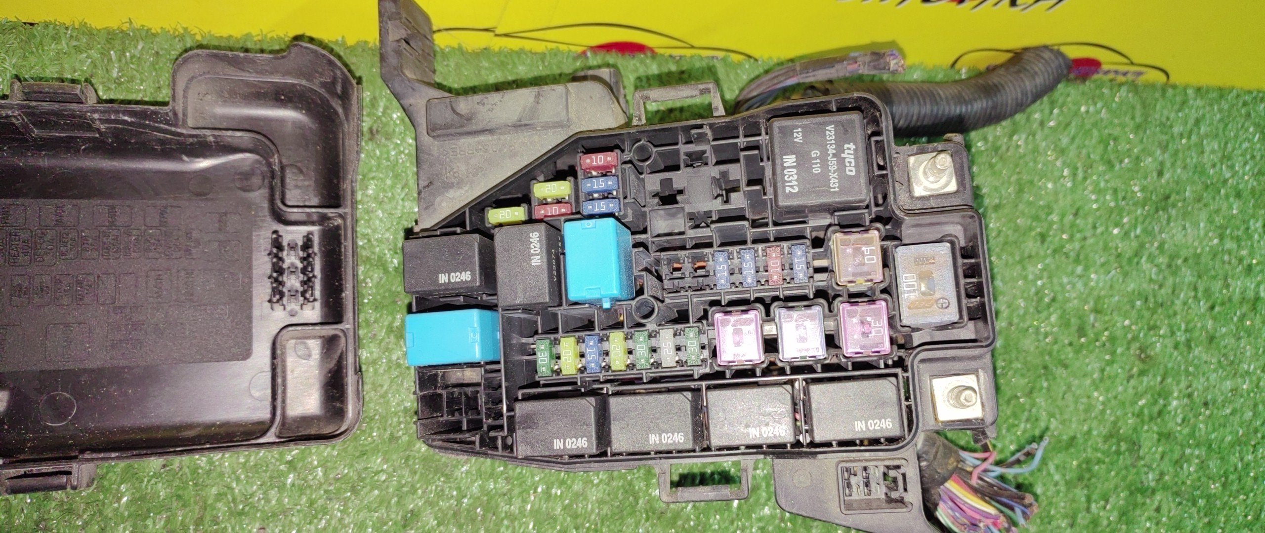 БЛОК ПРЕДОХРАНИТЕЛЕЙ ПОД КАПОТ/MAZ/DEMIO/DY3W/DY5W/ZY