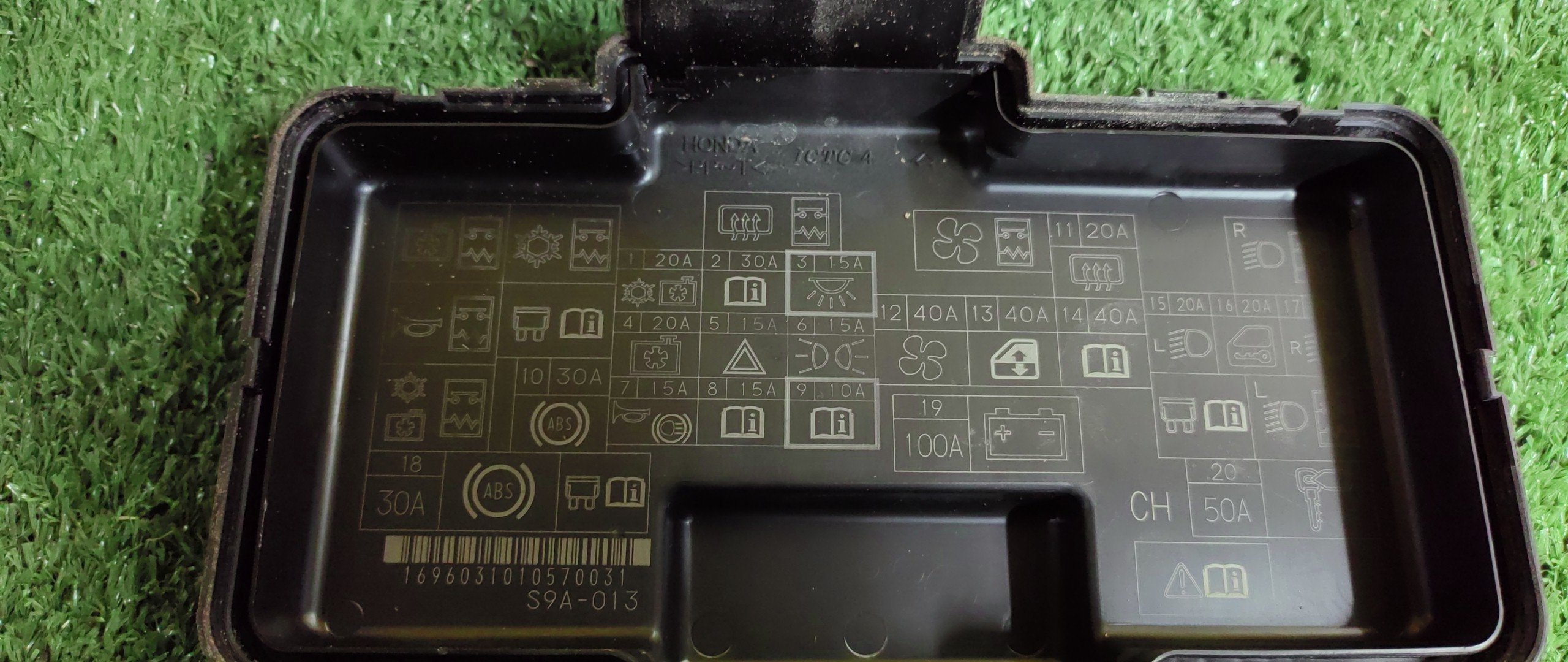 БЛОК ПРЕДОХРАНИТЕЛЕЙ ПОД КАПОТ/HON/CR-V/RD4/RD5/RD6/RD7