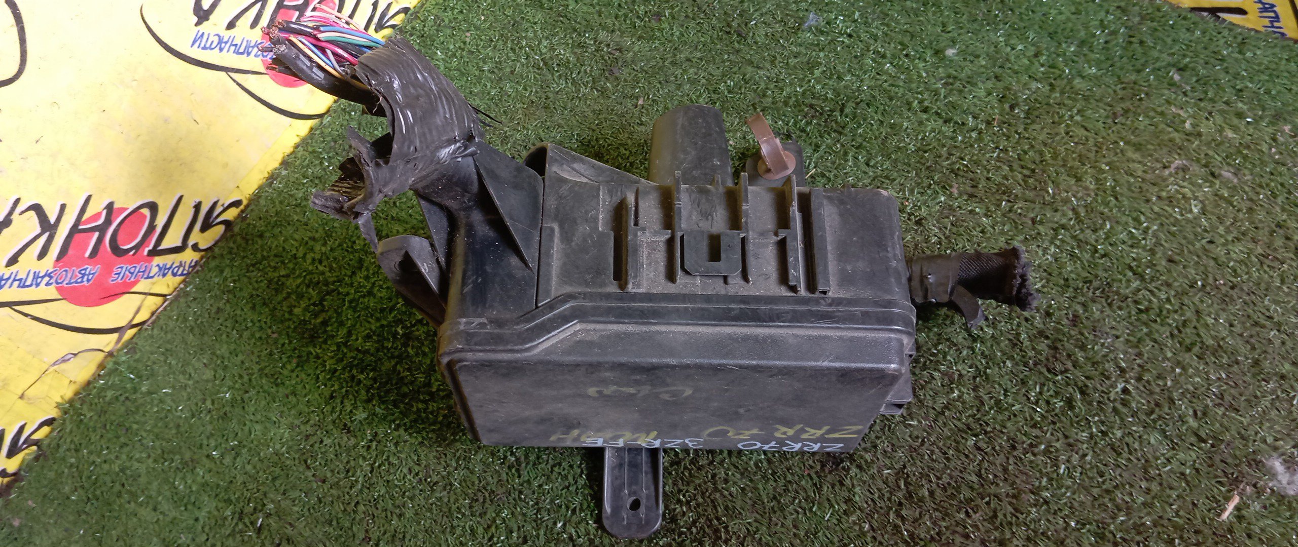 БЛОК ПРЕДОХРАНИТЕЛЕЙ ПОД КАПОТ/TOY/NOAH/VOXY/2ZRFAE/3ZRFAE/3ZRFE/ZRR70G/ZRR70W/ZRR75G/ZRR75W