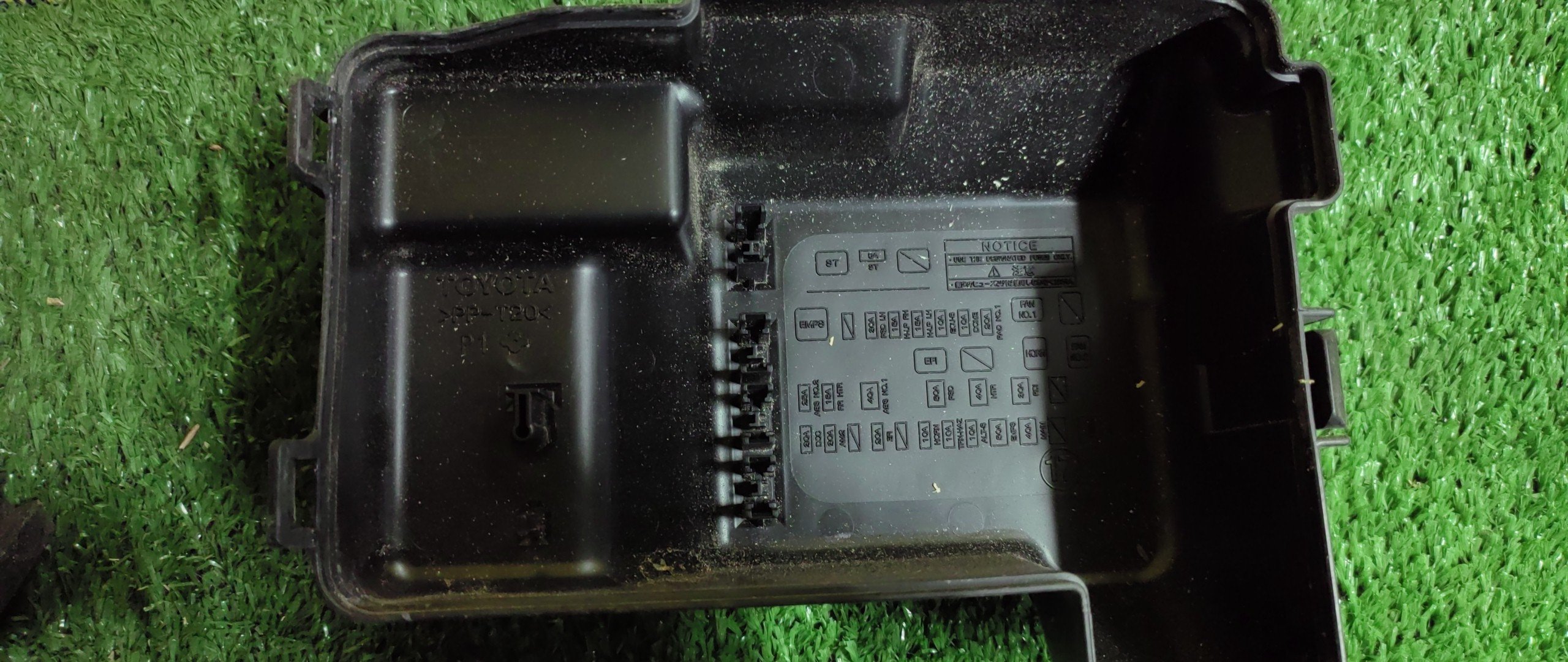 БЛОК ПРЕДОХРАНИТЕЛЕЙ ПОД КАПОТ/TOY/ISIS/ZNM10/1ZZ/БОЛЬШОЙ