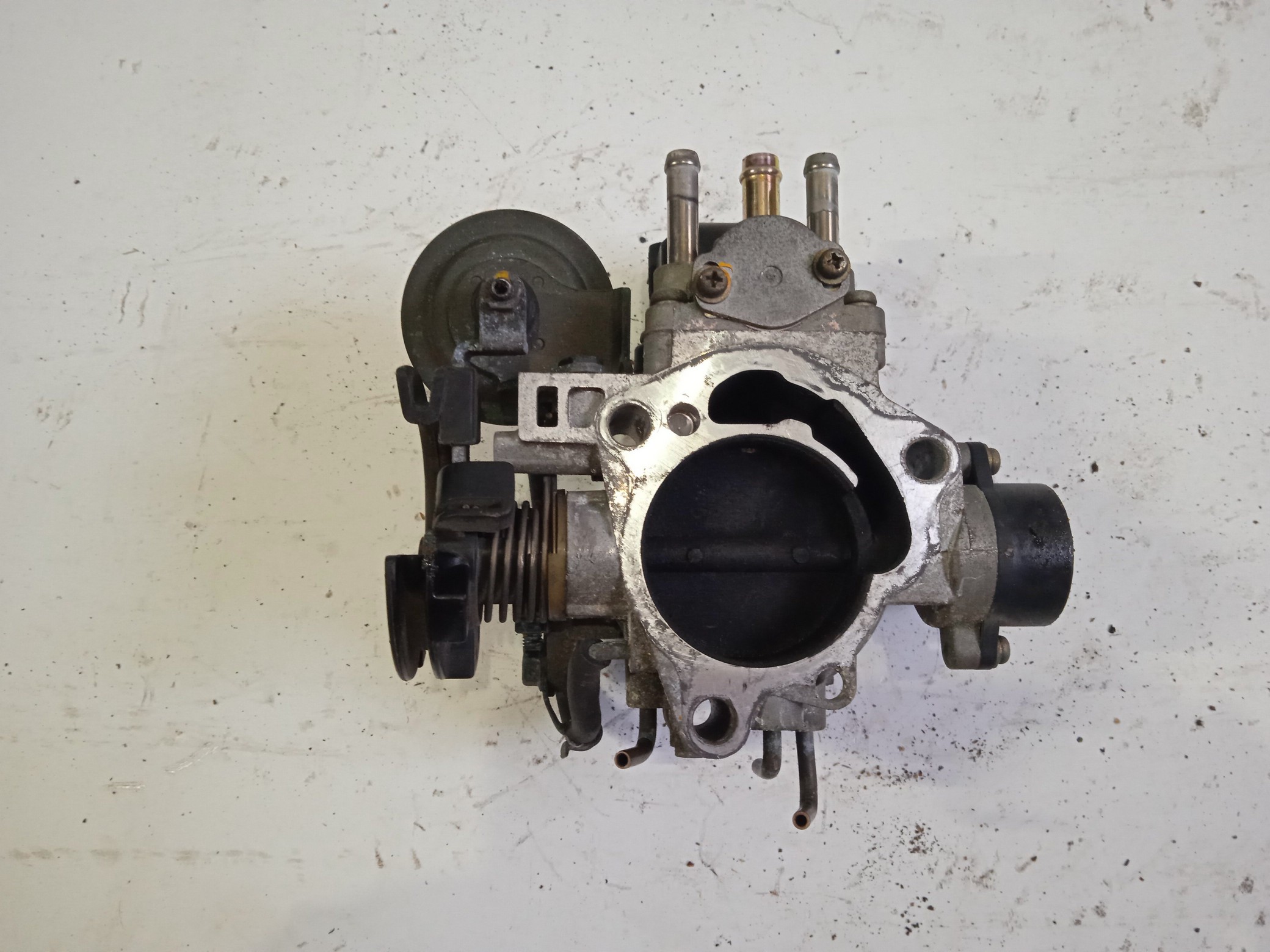 ЗАСЛОНКА ДРОССЕЛЬНАЯ/TOY/3S-FE/4S-FE/AVENSIS/CALDINA/CAMRY/CARINA/CORONA/CORONA PREMIO/RAV4/VISTA/ST191/ST195/ST210/ST215/ST220/SV41/SV42/SV43/SV55/SXA10/SXA11/SXA15/SXA16/3 БОЛТА С ВАКУУМОМ/3 БОЛЬШ И 4 МАЛ ТРУБКИ/222107A770