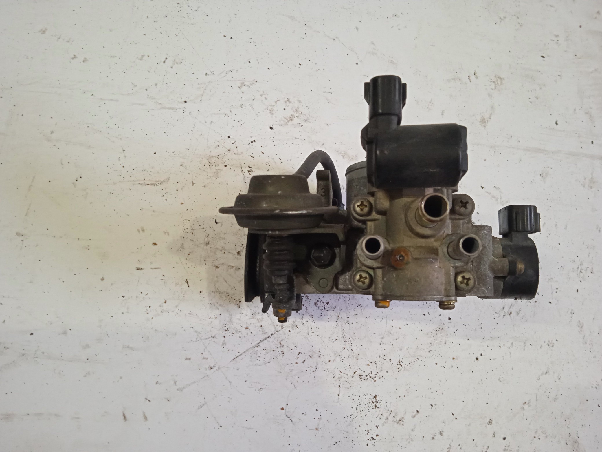 ЗАСЛОНКА ДРОССЕЛЬНАЯ/TOY/3S-FE/4S-FE/AVENSIS/CALDINA/CAMRY/CARINA/CORONA/CORONA PREMIO/RAV4/VISTA/ST191/ST195/ST210/ST215/ST220/SV41/SV42/SV43/SV55/SXA10/SXA11/SXA15/SXA16/3 БОЛТА С ВАКУУМОМ/3 БОЛЬШ И 4 МАЛ ТРУБКИ/222107A770
