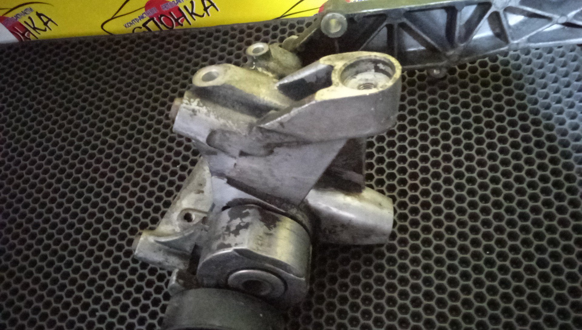 РОЛИК НАТЯЖНОЙ/LR/B5254T2/B5254T9/B6294T/B6324S/B6324S5/B8444S/D5244T/D5244T18/D5244T4/D5244T5/XC90/FREELANDER/L359/C24/C91/C59/С КРЕПЛЕНИЕМ/30711586