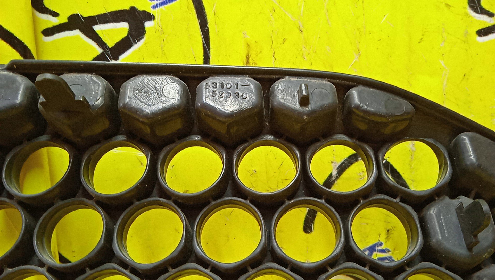 РЕШЕТКА РАДИАТОРА/TOY/VITZ/NCP10/NCP13/NCP15/SCP10/SCP13/1 МОДЕЛЬ/5310152010/5310152020