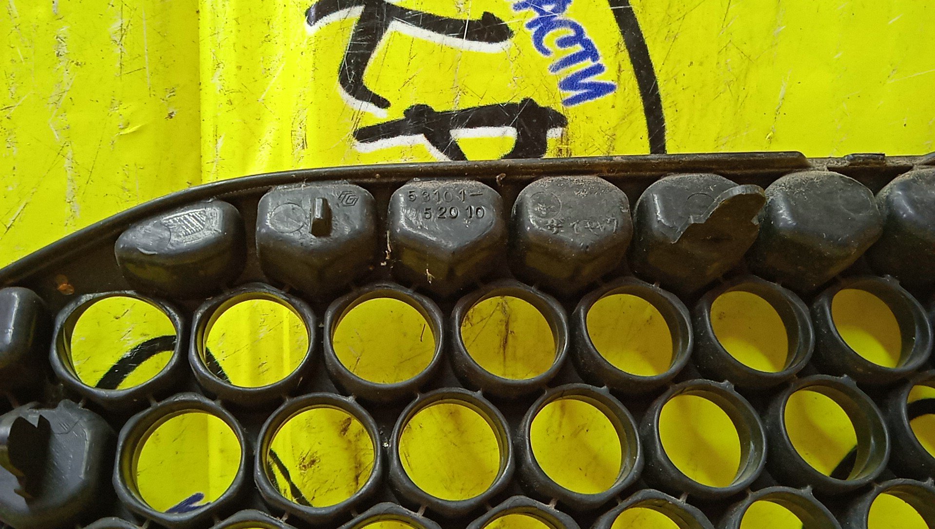 РЕШЕТКА РАДИАТОРА/TOY/VITZ/NCP10/NCP13/NCP15/SCP10/SCP13/1 МОДЕЛЬ/5310152010/5310152020