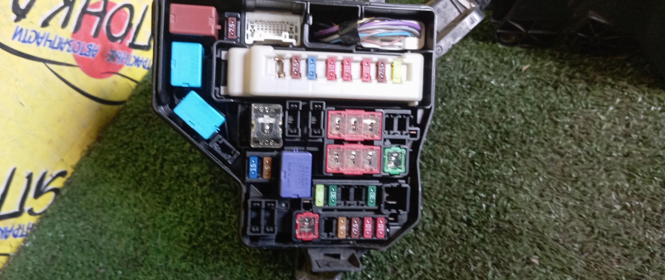 БЛОК ПРЕДОХРАНИТЕЛЕЙ ПОД КАПОТ/TOY/VITZ/1NR/NCP130/БОЛЬШОЙ