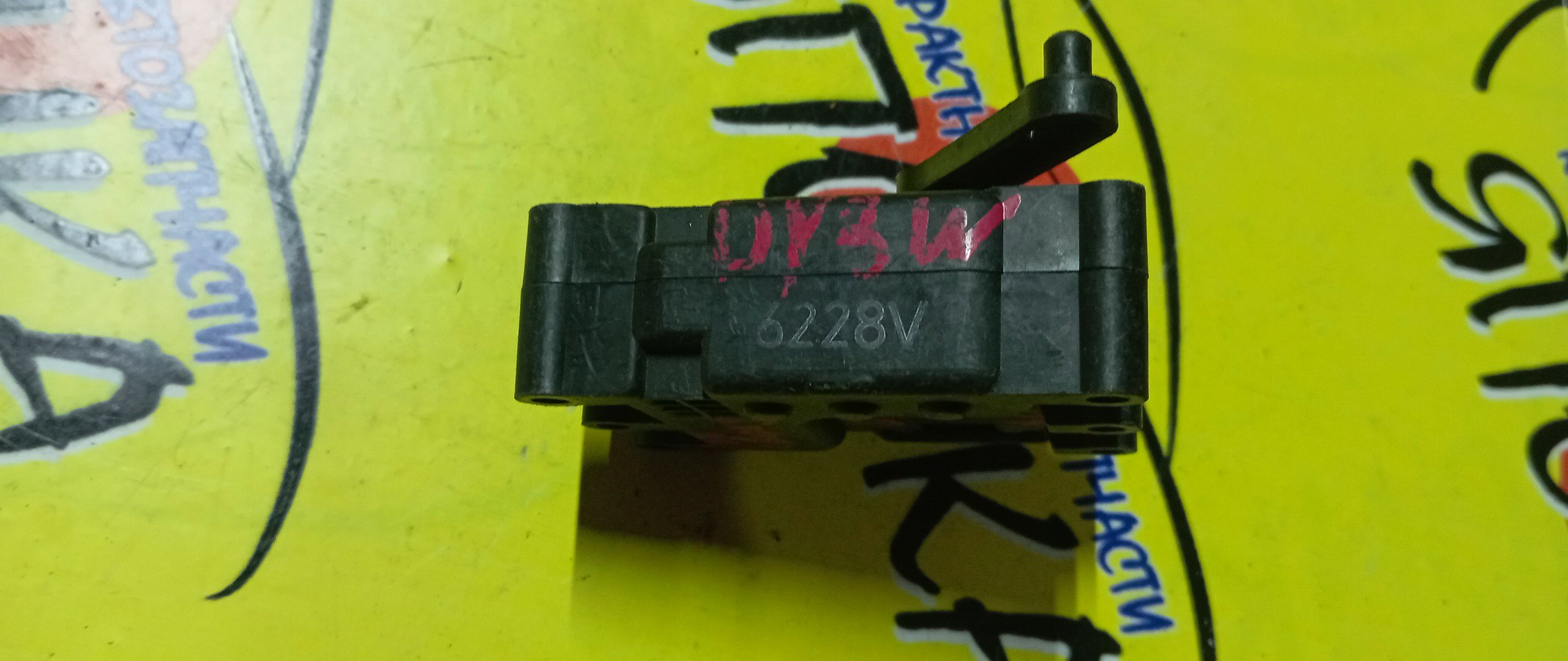 СЕРВОПРИВОД ЗАСЛОНОК ПЕЧКИ/MAZ/DEMIO/DY3W/6228V/РАЗЪЁМ СВЕРХУ/5 КОНТАКТОВ