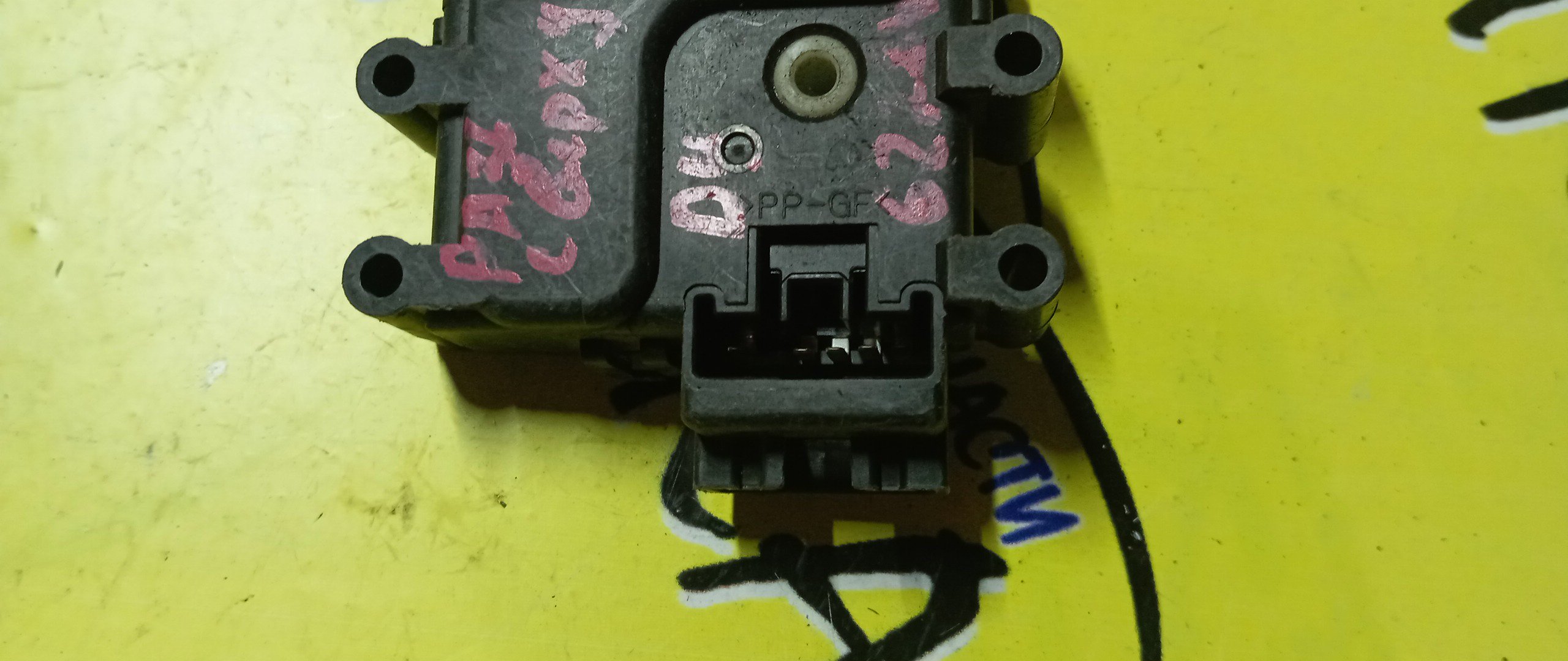 СЕРВОПРИВОД ЗАСЛОНОК ПЕЧКИ/MAZ/DEMIO/DY3W/6228V/РАЗЪЁМ СВЕРХУ/5 КОНТАКТОВ