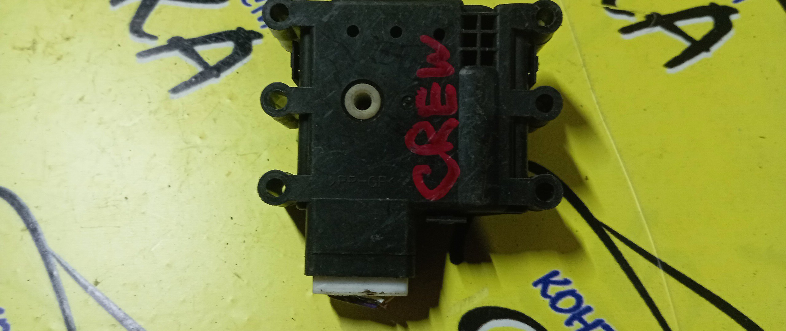 СЕРВОПРИВОД ЗАСЛОНОК ПЕЧКИ/MAZ/AXELA/PREMACY/BK5P/CREW/РАЗЪЁМ СБОКУ/5 КОНТАКТОВ