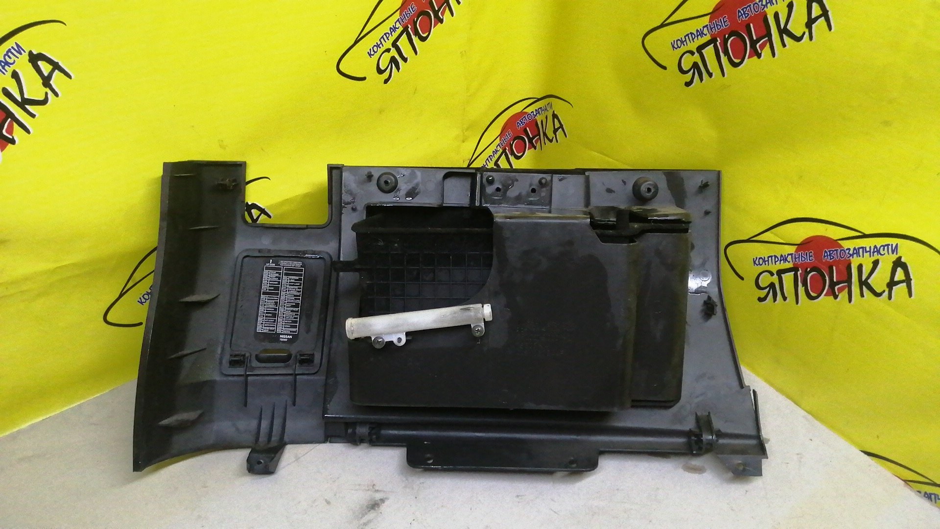 БАРДАЧОК/QX56/JA60/ПАССАЖИРСКИЙ, В НОГИ, ЛЕВЫЙ РУЛЬ