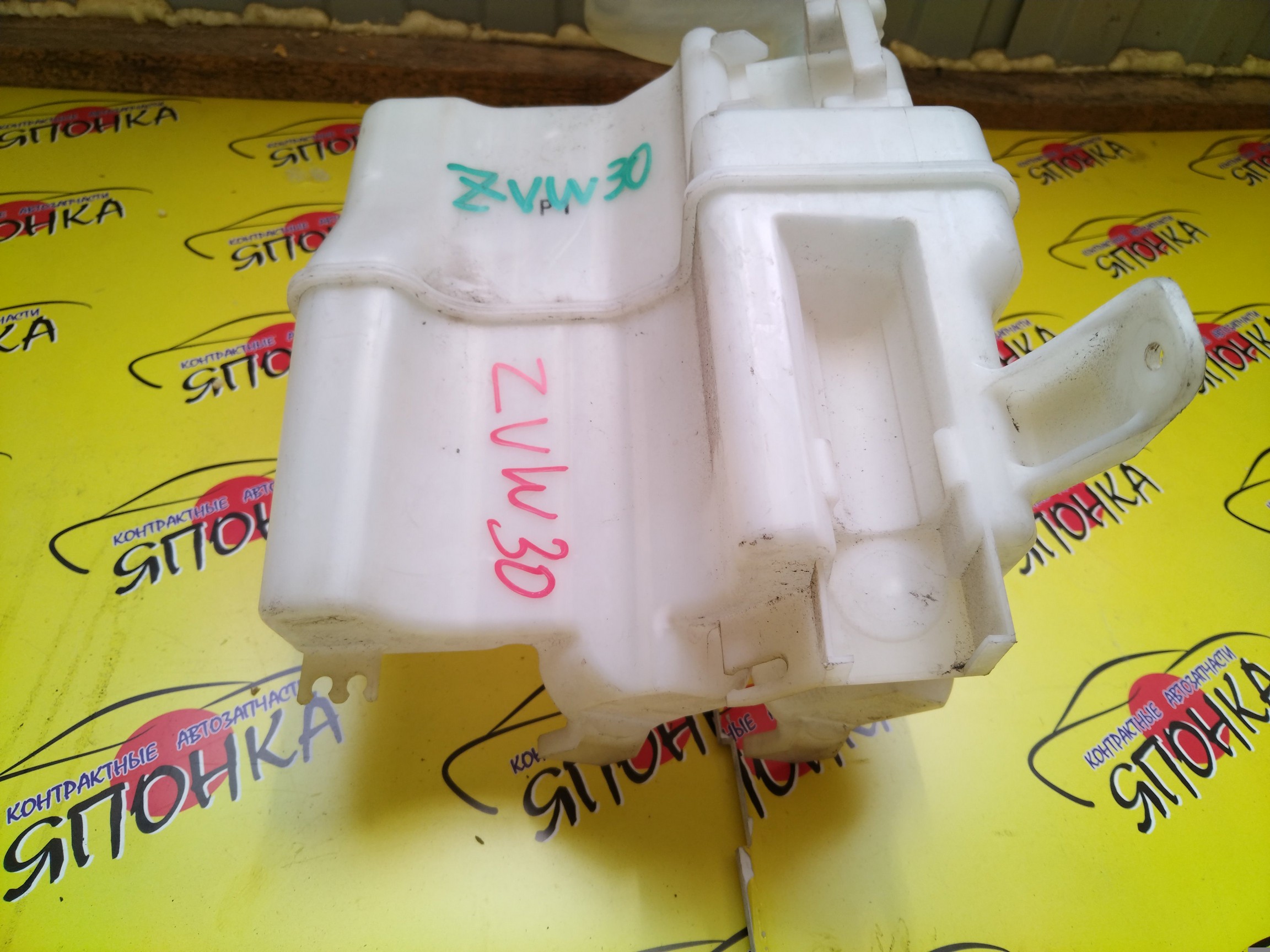 БАЧОК ОМЫВАТЕЛЯ СТЕКОЛ/TOY/PRIUS/ZVW30/1 МОТОРЧИК