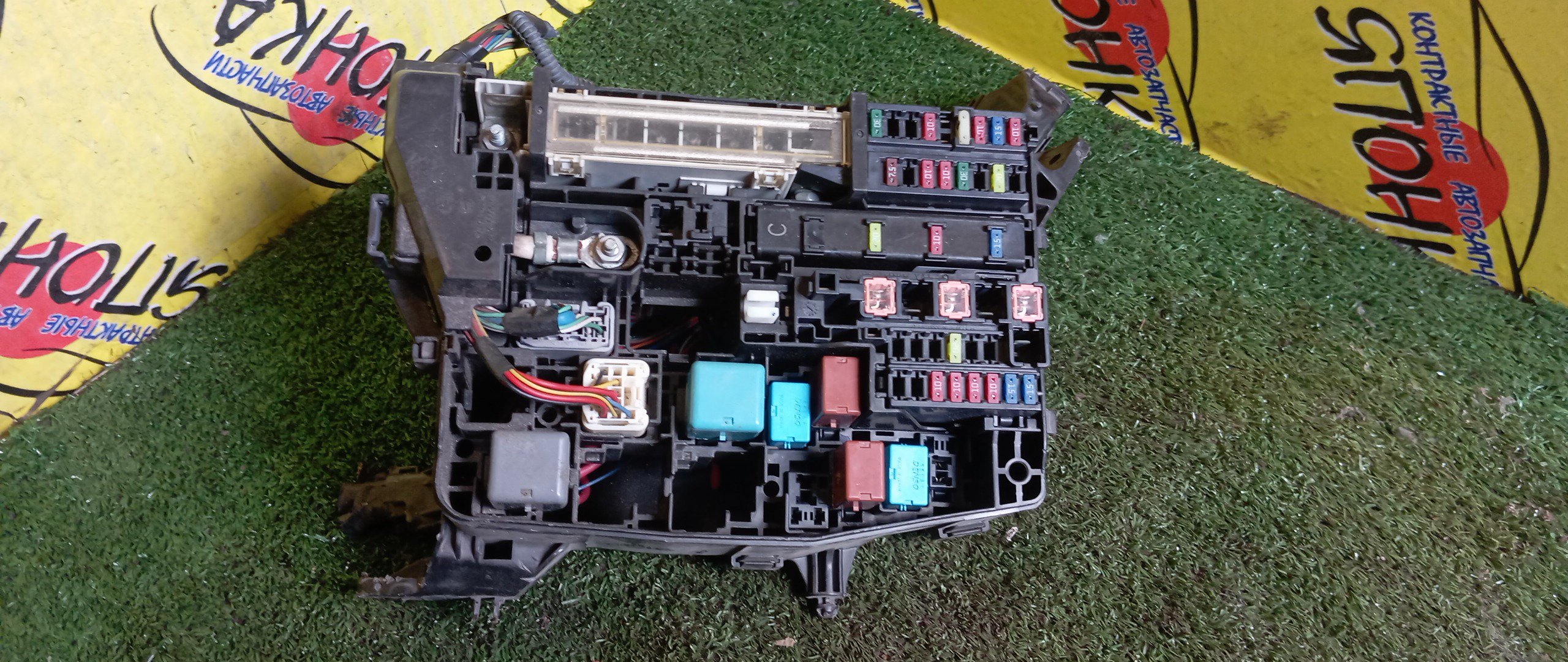 БЛОК ПРЕДОХРАНИТЕЛЕЙ ПОД КАПОТ/TOY/MARK X ZIO/ANA10/ANA15/2AZ-FE/8274112070