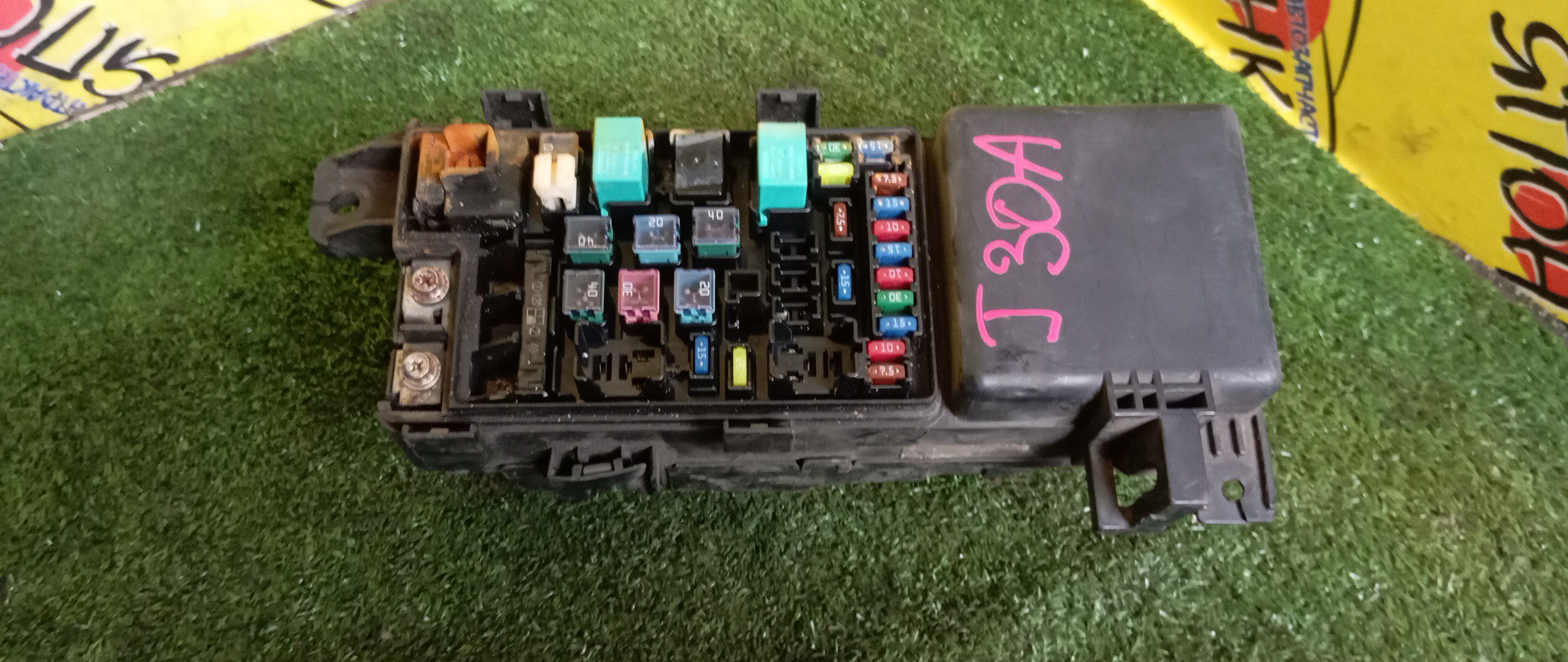 БЛОК ПРЕДОХРАНИТЕЛЕЙ ПОД КАПОТ/HON/ELYSION/J30A/RR3