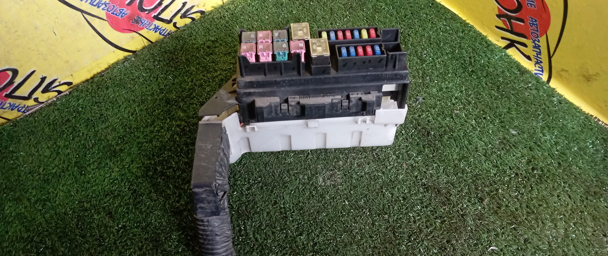 БЛОК ПРЕДОХРАНИТЕЛЕЙ ПОД КАПОТ/NIS/X-TRAIL/QR20/NT30/БОЛЬШОЙ