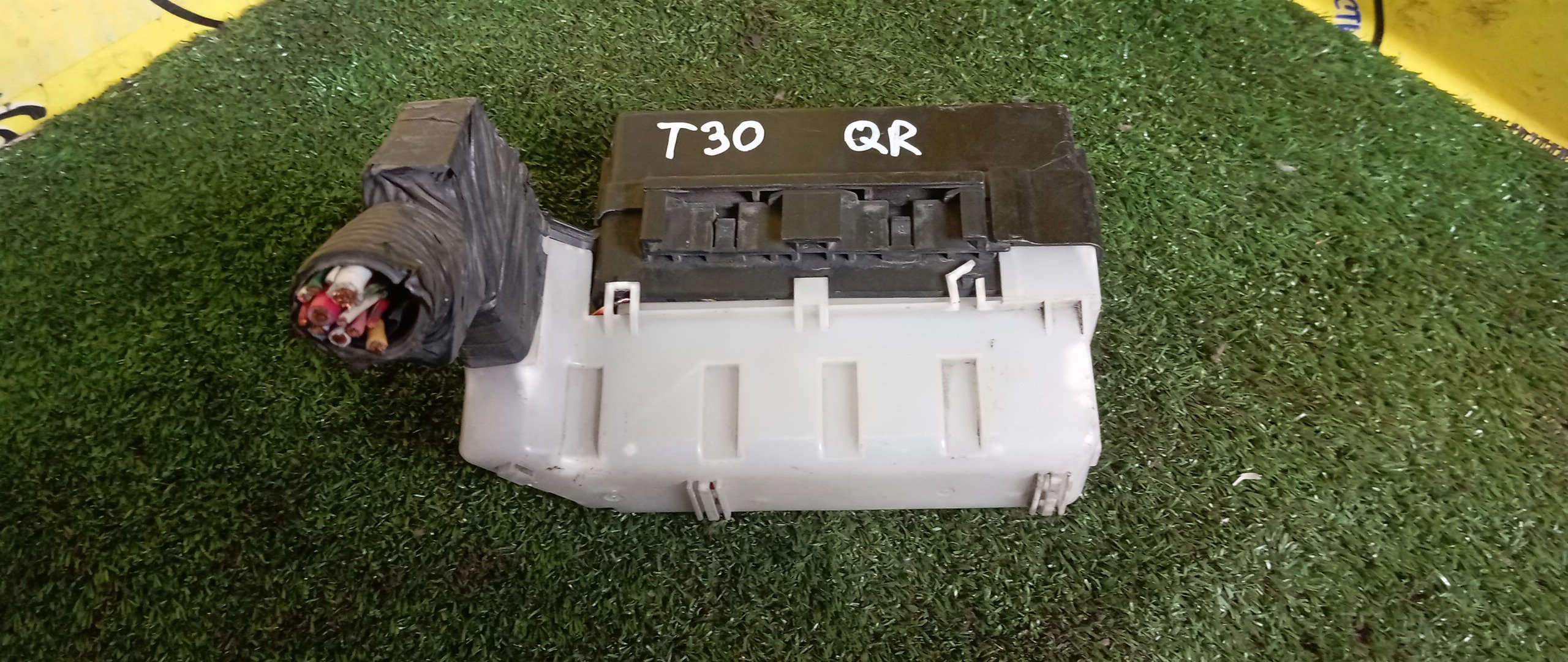 БЛОК ПРЕДОХРАНИТЕЛЕЙ ПОД КАПОТ/NIS/X-TRAIL/QR20/NT30/БОЛЬШОЙ