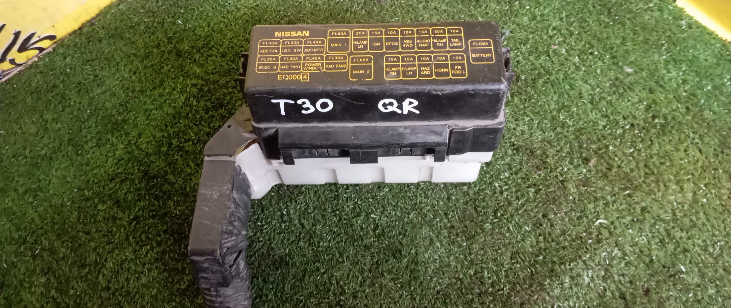 БЛОК ПРЕДОХРАНИТЕЛЕЙ ПОД КАПОТ/NIS/X-TRAIL/QR20/NT30/БОЛЬШОЙ