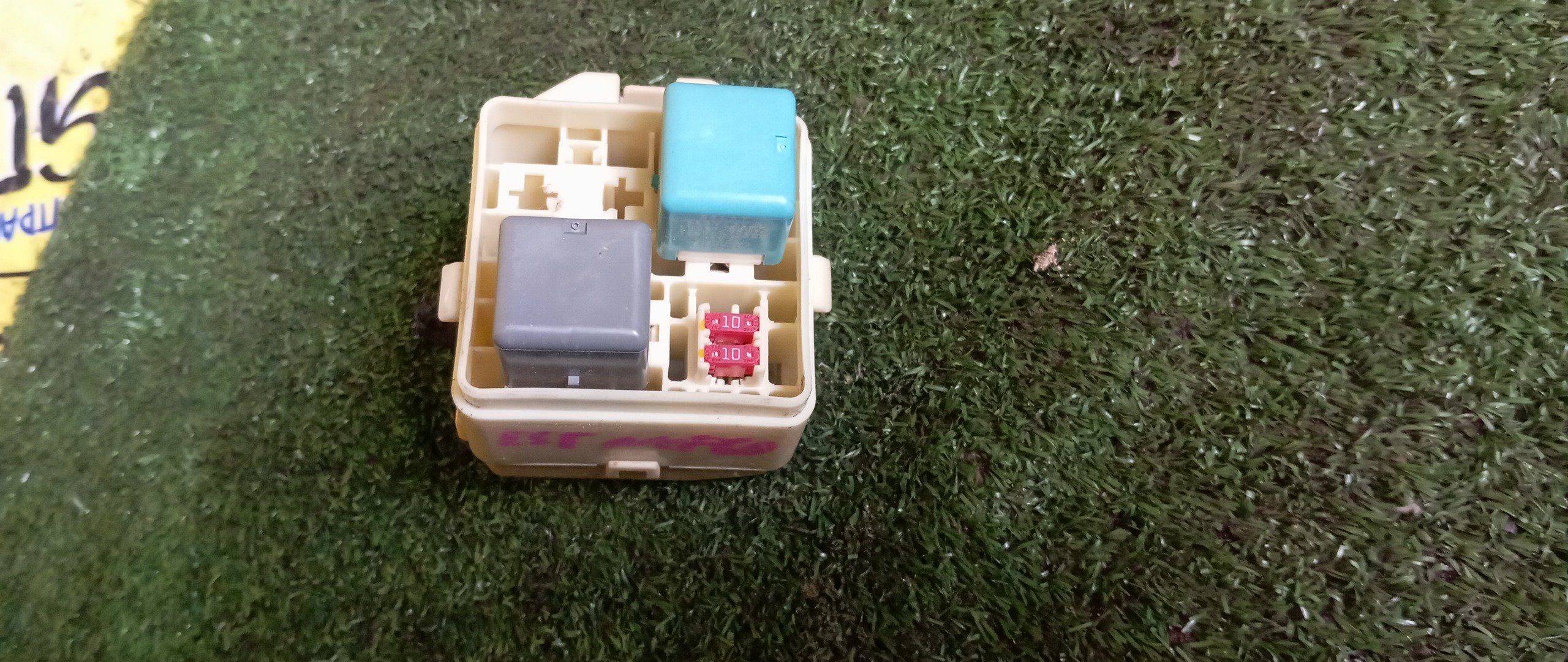 БЛОК ПРЕДОХРАНИТЕЛЕЙ ПОД КАПОТ/TOY/BB/FUNCARGO/IST/PLATZ/PORTE/PROBOX/RAUM/SIENTA/SUCCEED/VITZ/WILL CYPHA/WILL VI/NCP10/NCP20/NCP30/NCP31/NCP51V/NCP60/NCP61/NCP75/NCP81G/NCZ20/NCZ25/NNP10/NNP11/NNP15/SCP10/SCP11/1NZ-FE/1SZ-FE/2NZ-FE/МАЛЫЙ