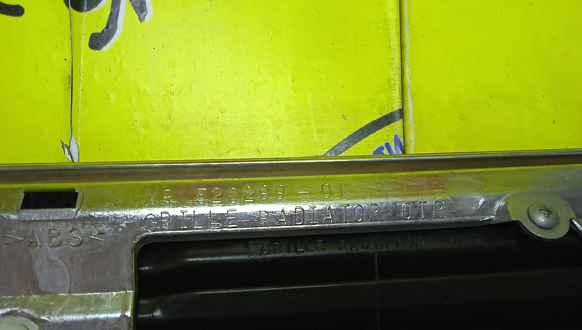 РЕШЕТКА РАДИАТОРА/MMC/LANCER CEDIA/CS2A/CS5A/CS5AR/CS5W/MR557042