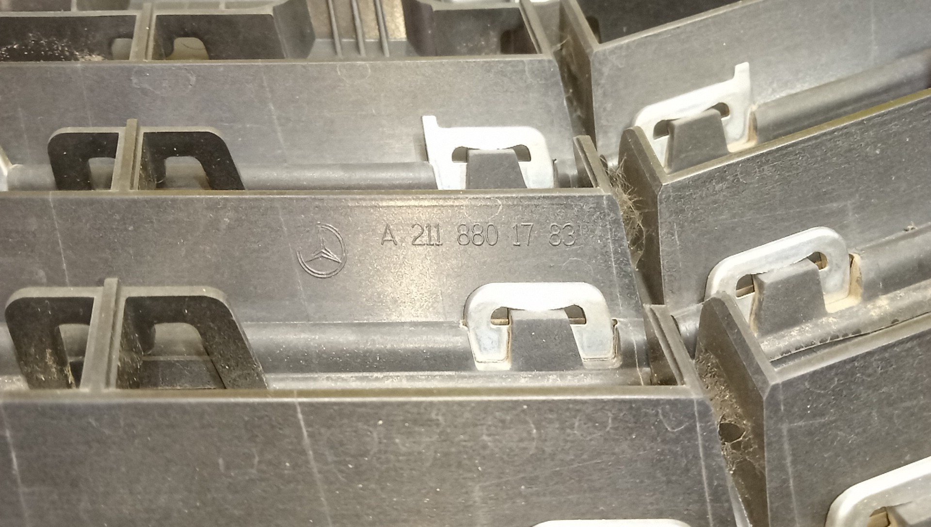 РЕШЕТКА РАДИАТОРА/MERC/E-CLASS/W211/2 МОДЕЛЬ/A2118801783