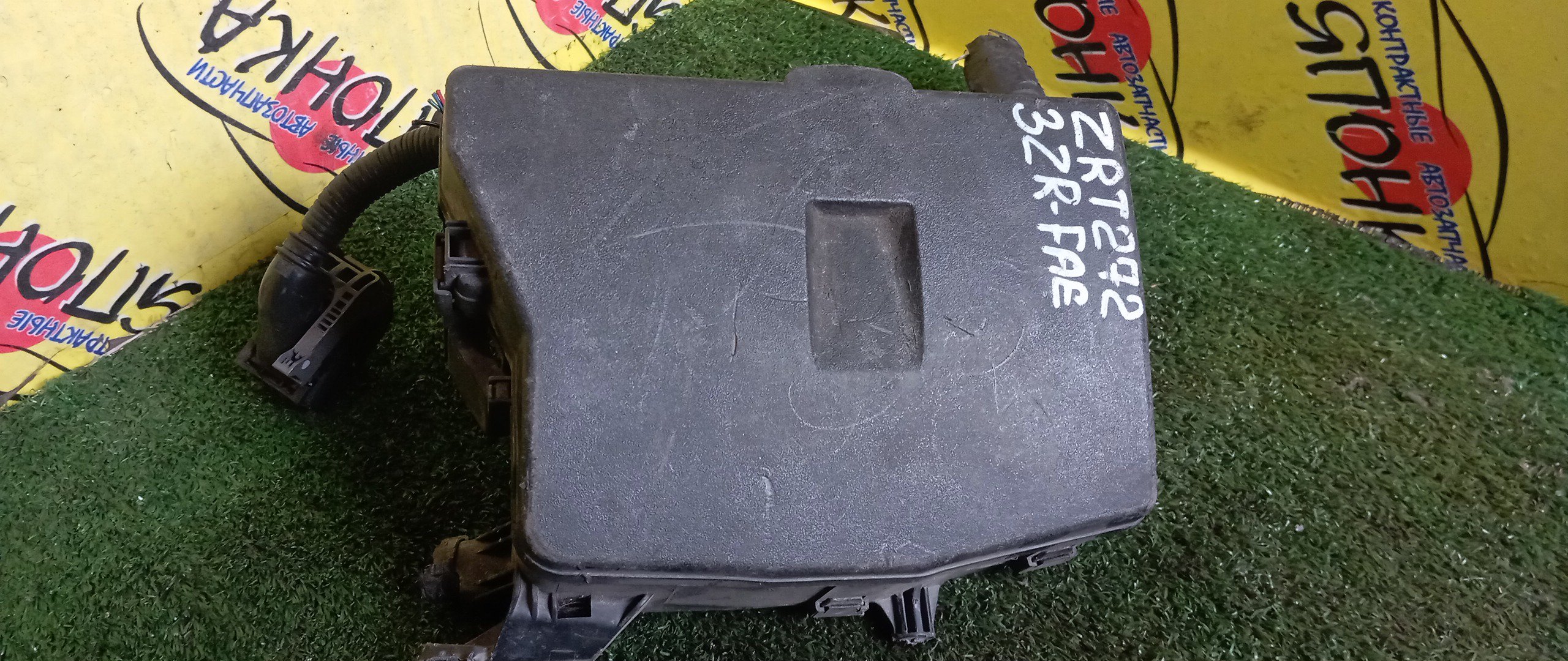 БЛОК ПРЕДОХРАНИТЕЛЕЙ ПОД КАПОТ/TOY/AVENSIS/ZRT272/3ZR-FAE/8273005700A/307611F08/БОЛЬШОЙ