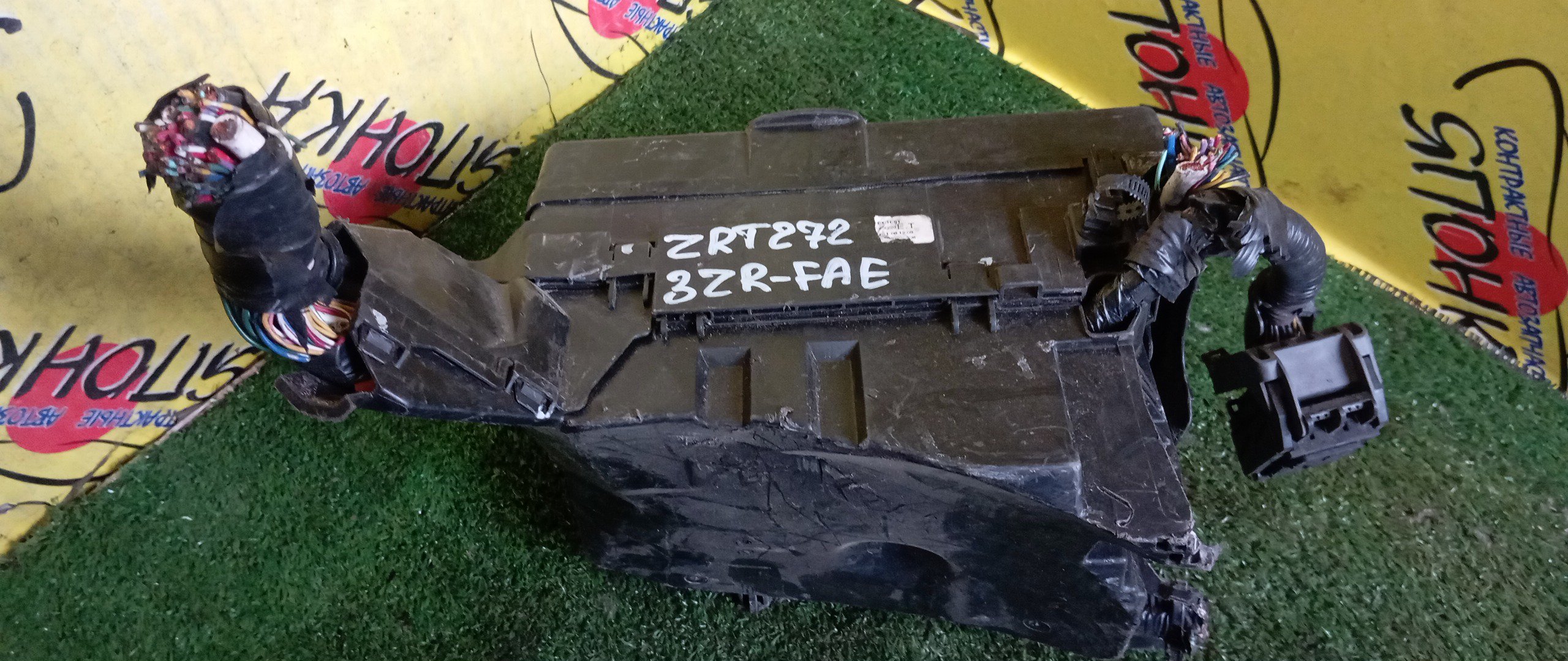 БЛОК ПРЕДОХРАНИТЕЛЕЙ ПОД КАПОТ/TOY/AVENSIS/ZRT272/3ZR-FAE/8273005700A/307611F08/БОЛЬШОЙ