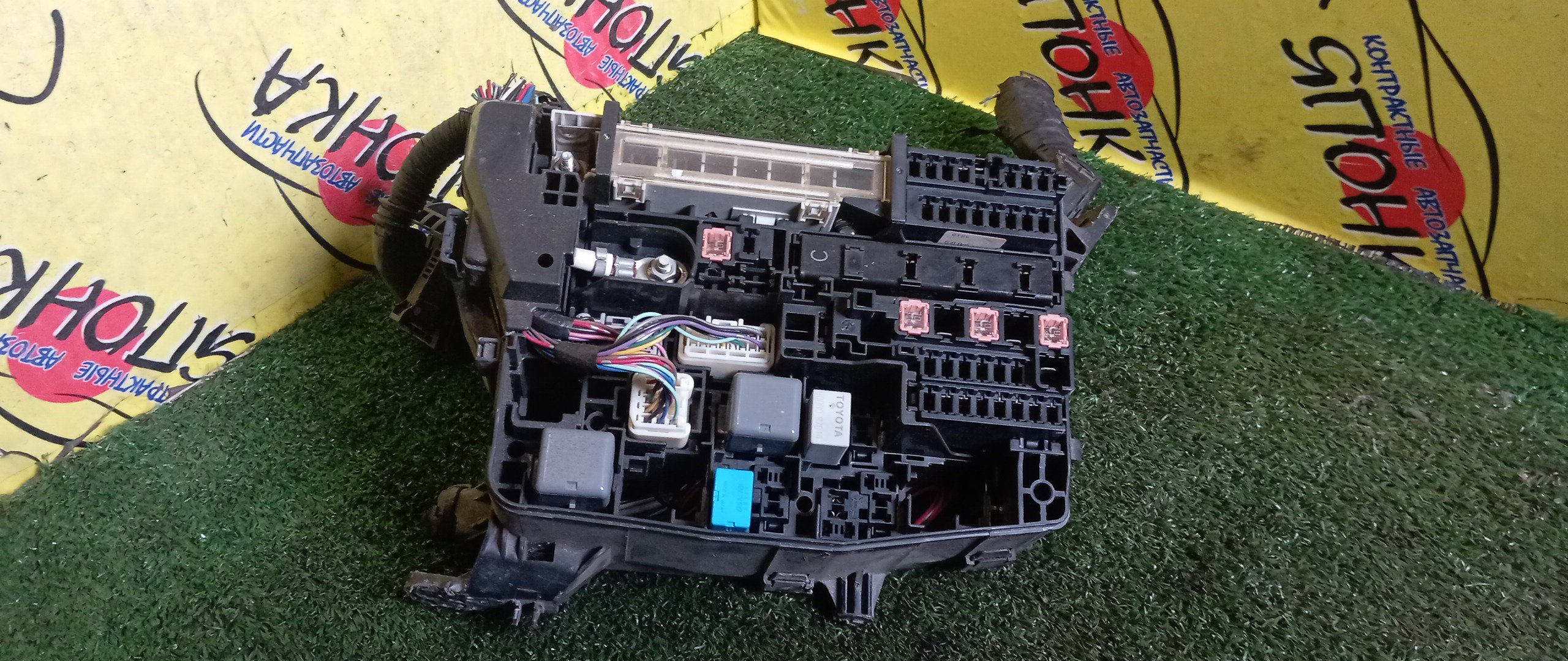 БЛОК ПРЕДОХРАНИТЕЛЕЙ ПОД КАПОТ/TOY/AVENSIS/ZRT272/3ZR-FAE/8273005700A/307611F08/БОЛЬШОЙ