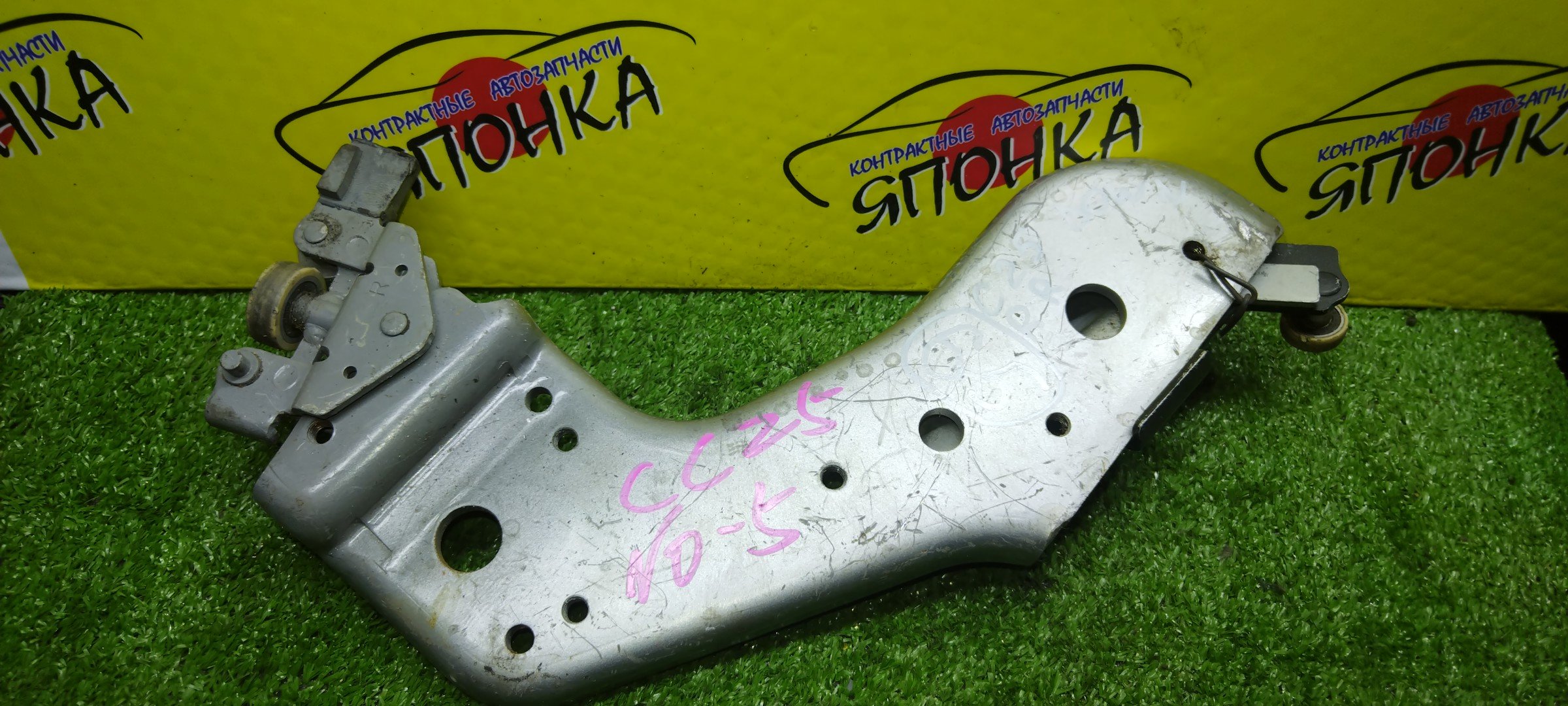 ПЕТЛЯ НА СДВИЖНУЮ ДВЕРЬ/NIS/SERENA/C25/PC25/CC25/CNC25/B/R/ВЕРХ+ НИЗ/824201GZ0A