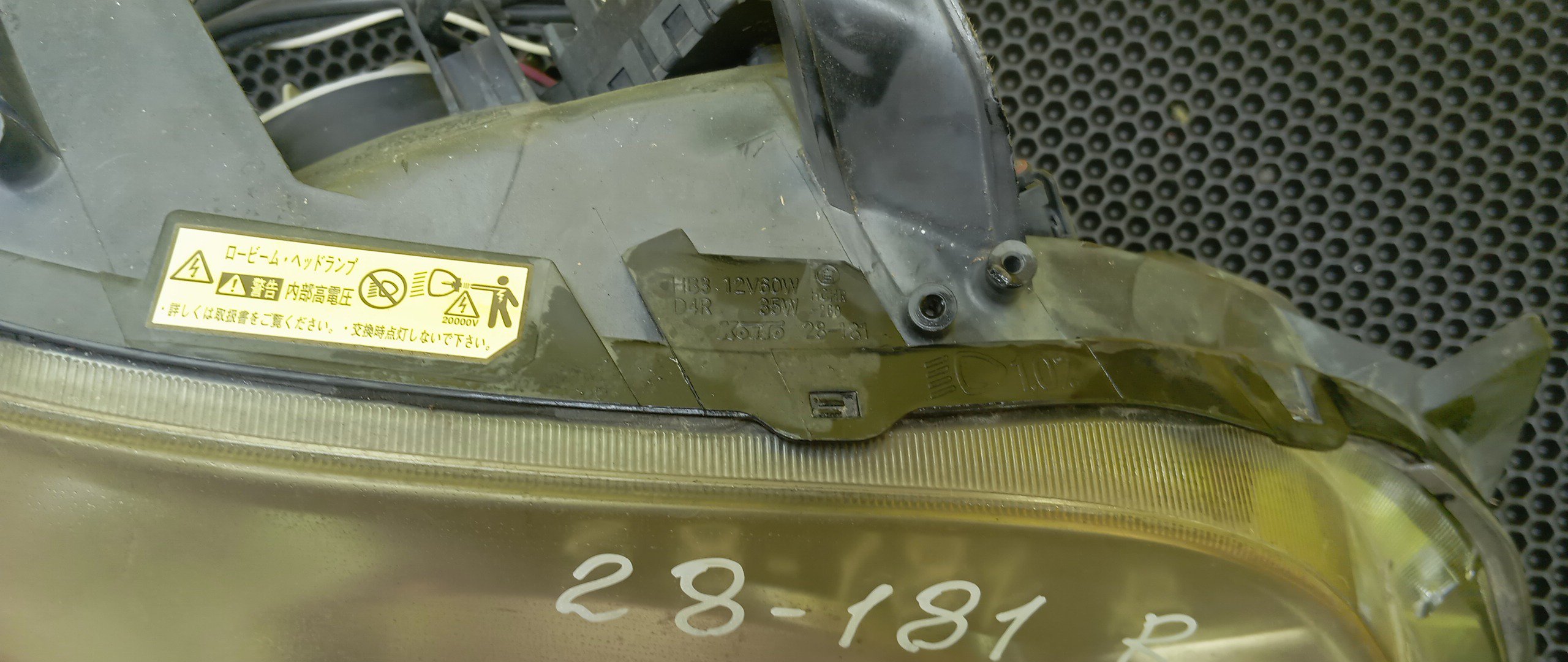 ФАРА/TOY/NOAH/AZR60/28181/R/XENON