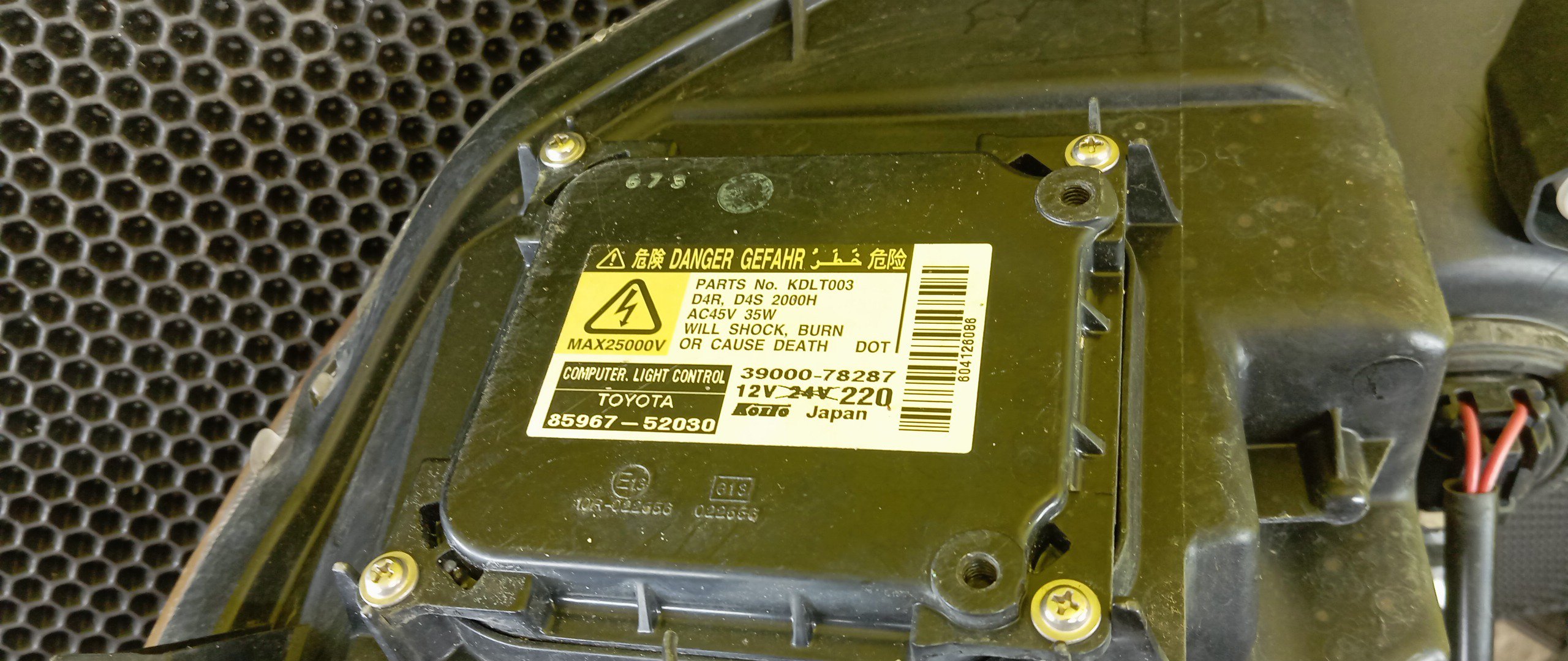 ФАРА/TOY/NOAH/AZR60/28181/R/XENON