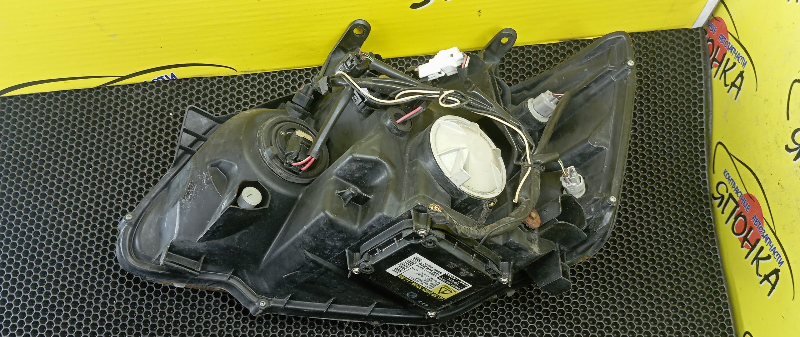 ФАРА/TOY/NOAH/AZR60/28181/R/XENON