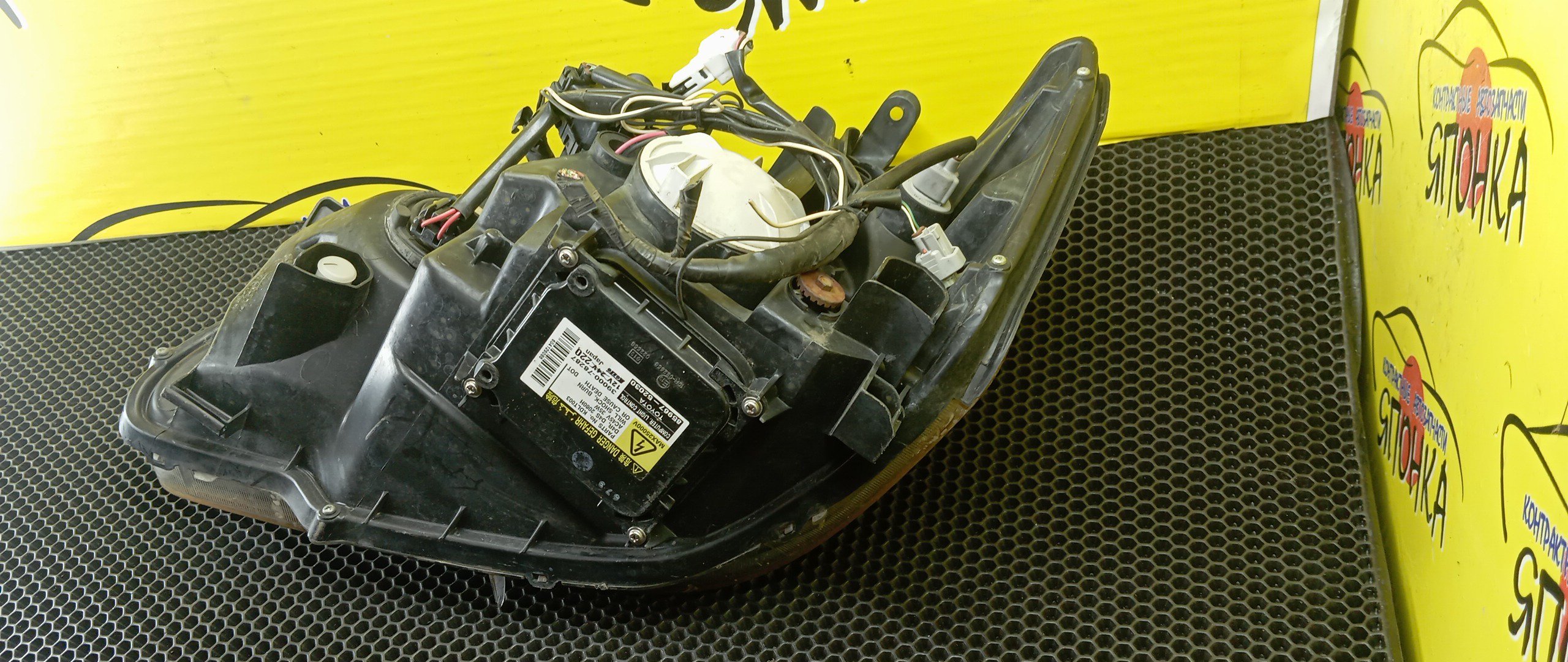 ФАРА/TOY/NOAH/AZR60/28181/R/XENON