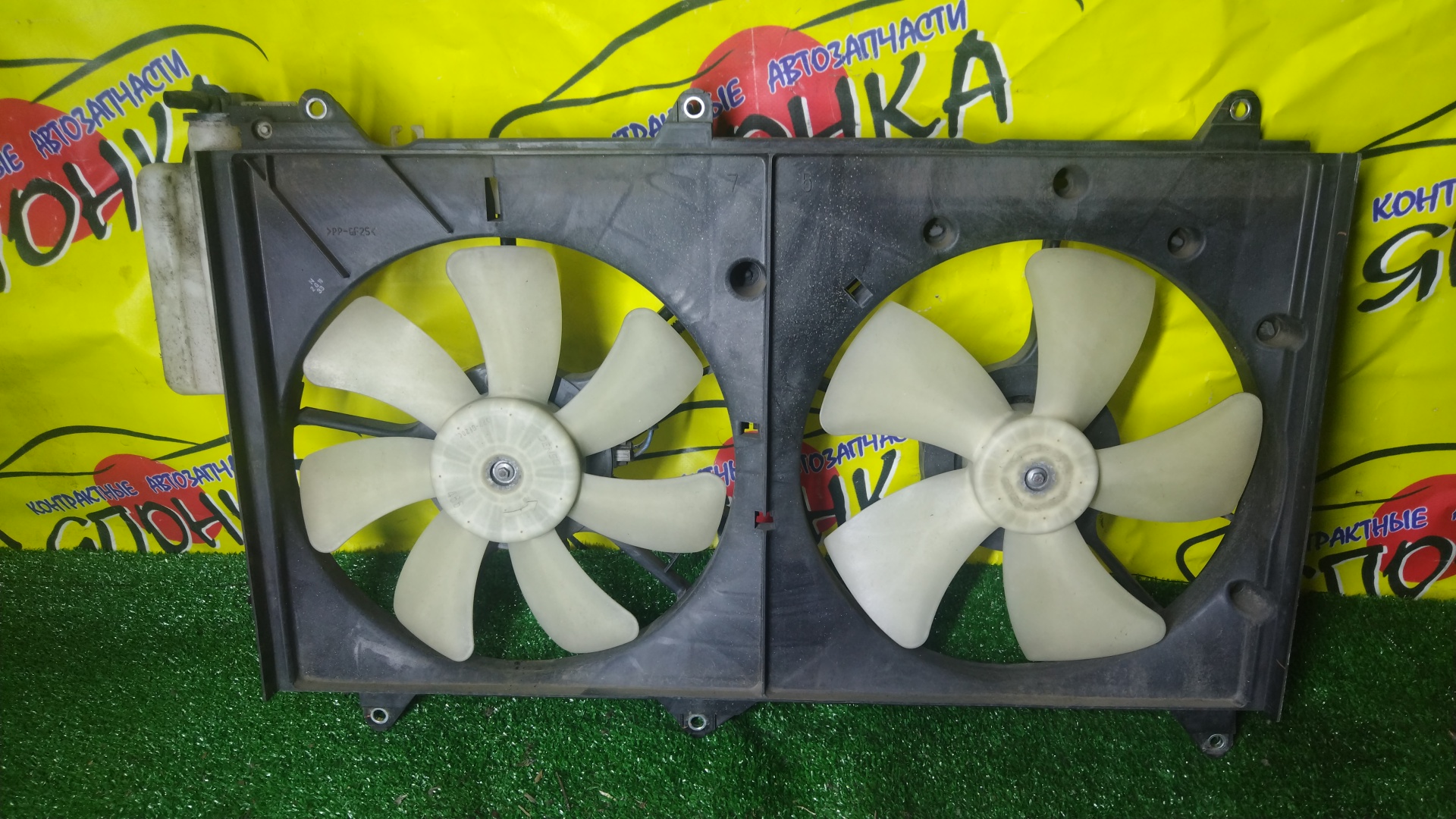 ДИФФУЗОР РАДИАТОРА/TOY/NOAH/VOXY/AZR60G/AZR65G/ZRR70G/ZRR70W/ZRR75G/ZRR75W